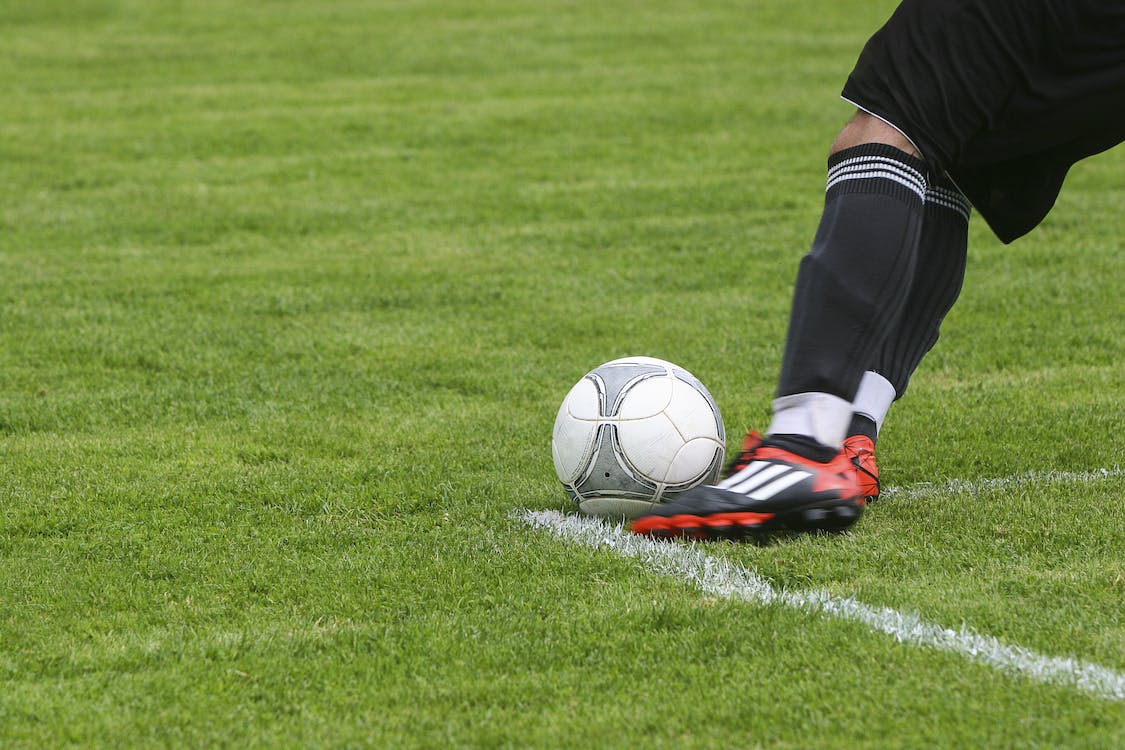 Field-grass-sport-foot